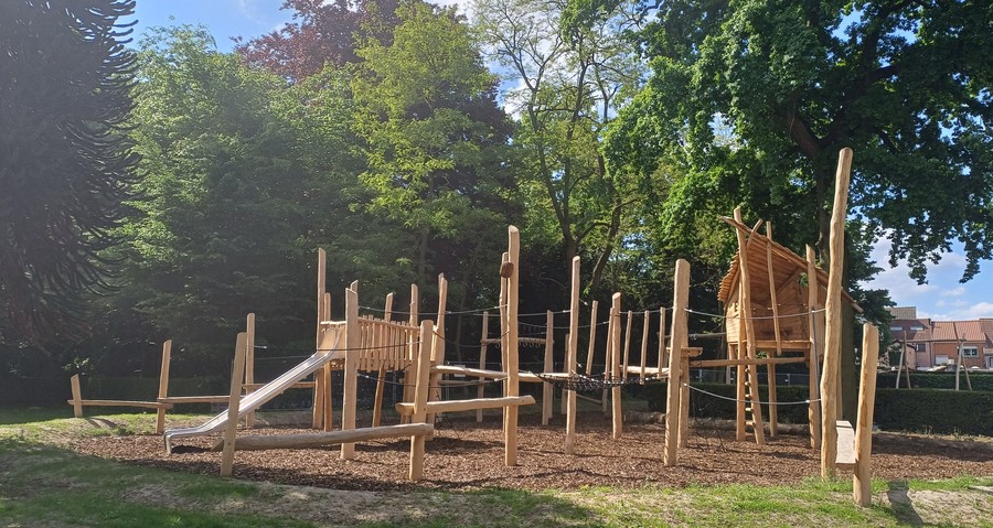 Groot speeltoestel speelterrein Gemeentepark